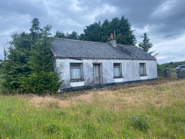 Carraghs West ,Ballinlough, Co Roscommon. F45YD66  – 3 Roomed Country Cottage requires renovation on circa 1.90 acre with option to purchase circa 2.81 acres of additional lands